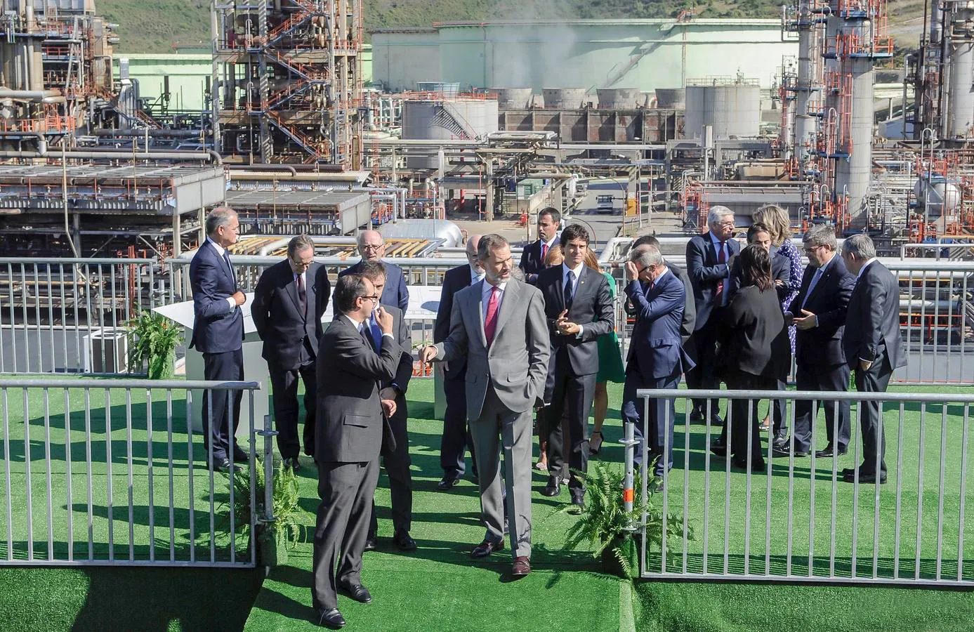 El Rey accede a las instalaciones de la refinería. Tras él, camina el diputado general Unai Rementería. También ha estado el presidente de Repsol, Antonio Brufau (arriba tercero por la izquierda).