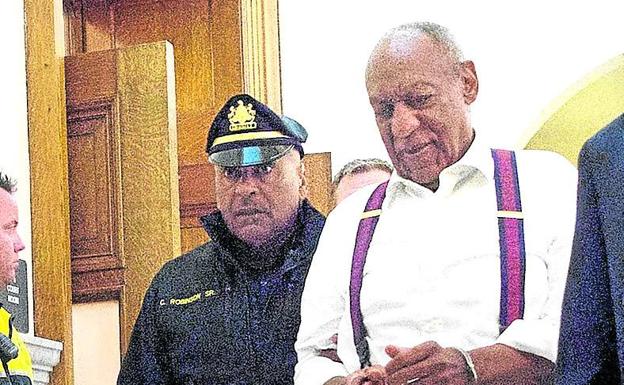 Bill Cosby, esposado tras ser declarado culpable de violación.