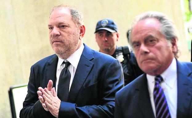 Harvey Weinstein comparece como acusado en un tribunal.