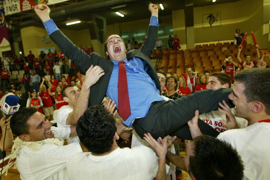 El entrenador Txus Vidorreta es 'manteado' por sus jugadores tras conseguir el ascenso a la ACB en 2004.