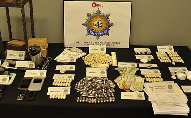 Droga y utensilios requisados por la Policia Local durante la operación.