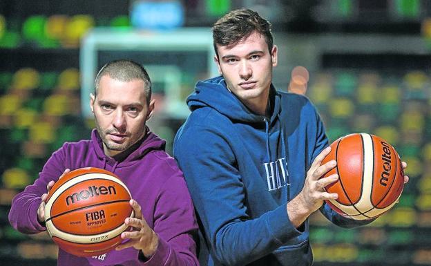 Preparados. Javi y Unai, en el Bilbao Arena, donde la marea negra rugirá como cada temporada. 