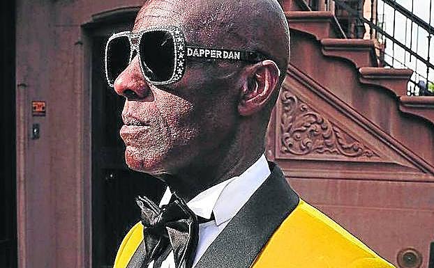 Dapper Dan es una leyenda en Harlem. En los 80 estampaba en su ropa emblemas de marcas de lujo, pero hoy la industria reconoce su arte.