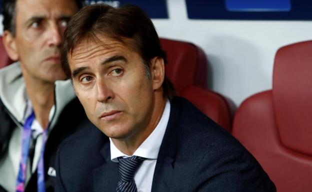 Julen Lopetegui observa a su equipo desde el banquillo