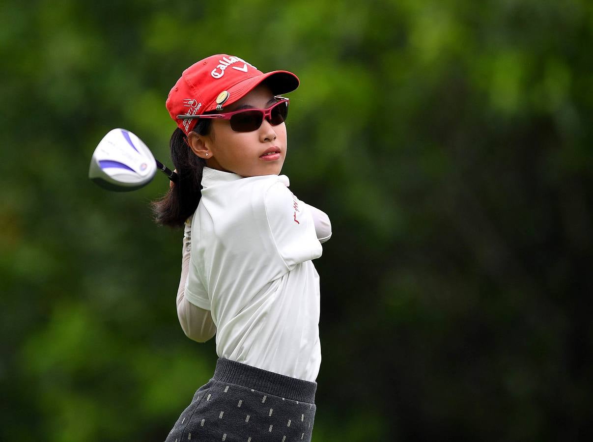 La Asociación China de Golf tenía 400 jugadores juveniles registrados en 2013, el año pasado eran 35.000 y se espera que en un lustro la cifra ronde los 100.000. Lai Runci, de 6 años, y Lai Yiyan, de 9 (protagonistas en la mayoría de las fotos), participan en un torneo para niños en Dragon Lake Golf Club en, Guangzhou. Ambos representan al ejército de jóvenes golfistas de China y el interés creciente del país por un juego que estuvo prohibido bajo el mandato de Mao Zedong porque era «para millonarios...»