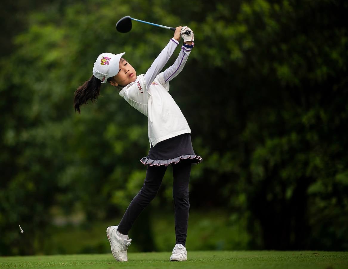 La Asociación China de Golf tenía 400 jugadores juveniles registrados en 2013, el año pasado eran 35.000 y se espera que en un lustro la cifra ronde los 100.000. Lai Runci, de 6 años, y Lai Yiyan, de 9 (protagonistas en la mayoría de las fotos), participan en un torneo para niños en Dragon Lake Golf Club en, Guangzhou. Ambos representan al ejército de jóvenes golfistas de China y el interés creciente del país por un juego que estuvo prohibido bajo el mandato de Mao Zedong porque era «para millonarios...»