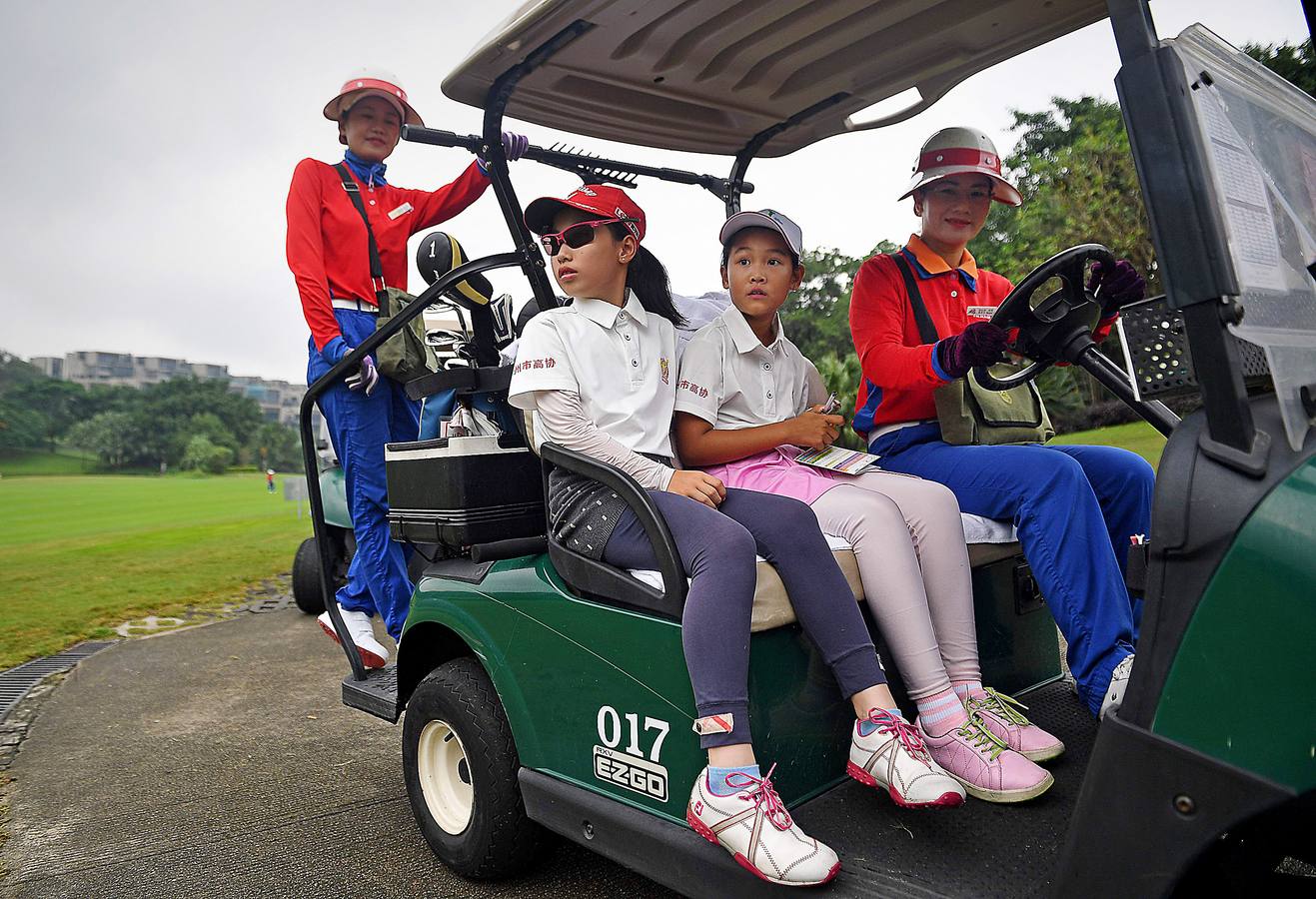 La Asociación China de Golf tenía 400 jugadores juveniles registrados en 2013, el año pasado eran 35.000 y se espera que en un lustro la cifra ronde los 100.000. Lai Runci, de 6 años, y Lai Yiyan, de 9 (protagonistas en la mayoría de las fotos), participan en un torneo para niños en Dragon Lake Golf Club en, Guangzhou. Ambos representan al ejército de jóvenes golfistas de China y el interés creciente del país por un juego que estuvo prohibido bajo el mandato de Mao Zedong porque era «para millonarios...»