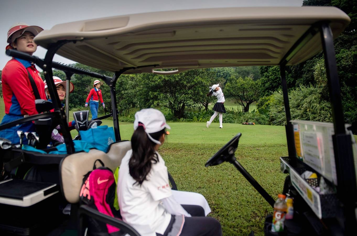 La Asociación China de Golf tenía 400 jugadores juveniles registrados en 2013, el año pasado eran 35.000 y se espera que en un lustro la cifra ronde los 100.000. Lai Runci, de 6 años, y Lai Yiyan, de 9 (protagonistas en la mayoría de las fotos), participan en un torneo para niños en Dragon Lake Golf Club en, Guangzhou. Ambos representan al ejército de jóvenes golfistas de China y el interés creciente del país por un juego que estuvo prohibido bajo el mandato de Mao Zedong porque era «para millonarios...»