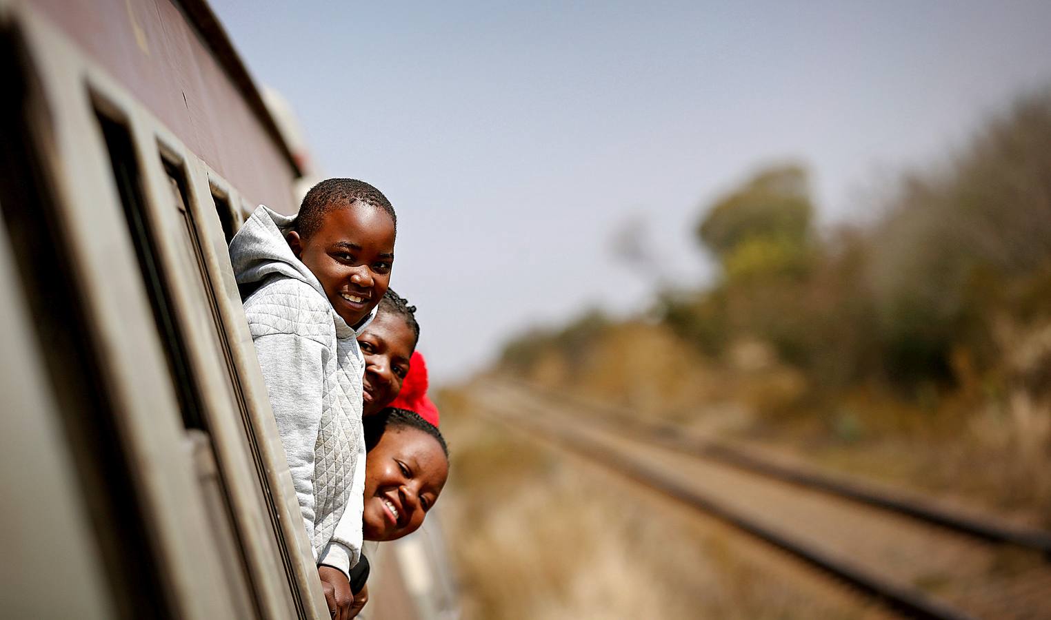 Hace años el tren era el medio de transporte preferido entre los ciudadanos de Zimbabwe. Pero el declive económico del país durante la presidencia de Mugabe se ha manifestado también en el servicio ferroviario. Algunos anhelan los viejos tiempos, cuando los trenes estaban llenos y llegaban a la hora. Hoy, los vagones están sucios y oscuros, las señalizaciones han sido pasto de los vándalos y son lentos; tan lentos que muchos prefieren desplazarse en taxi público o autobús pese a ser mucho más caros.