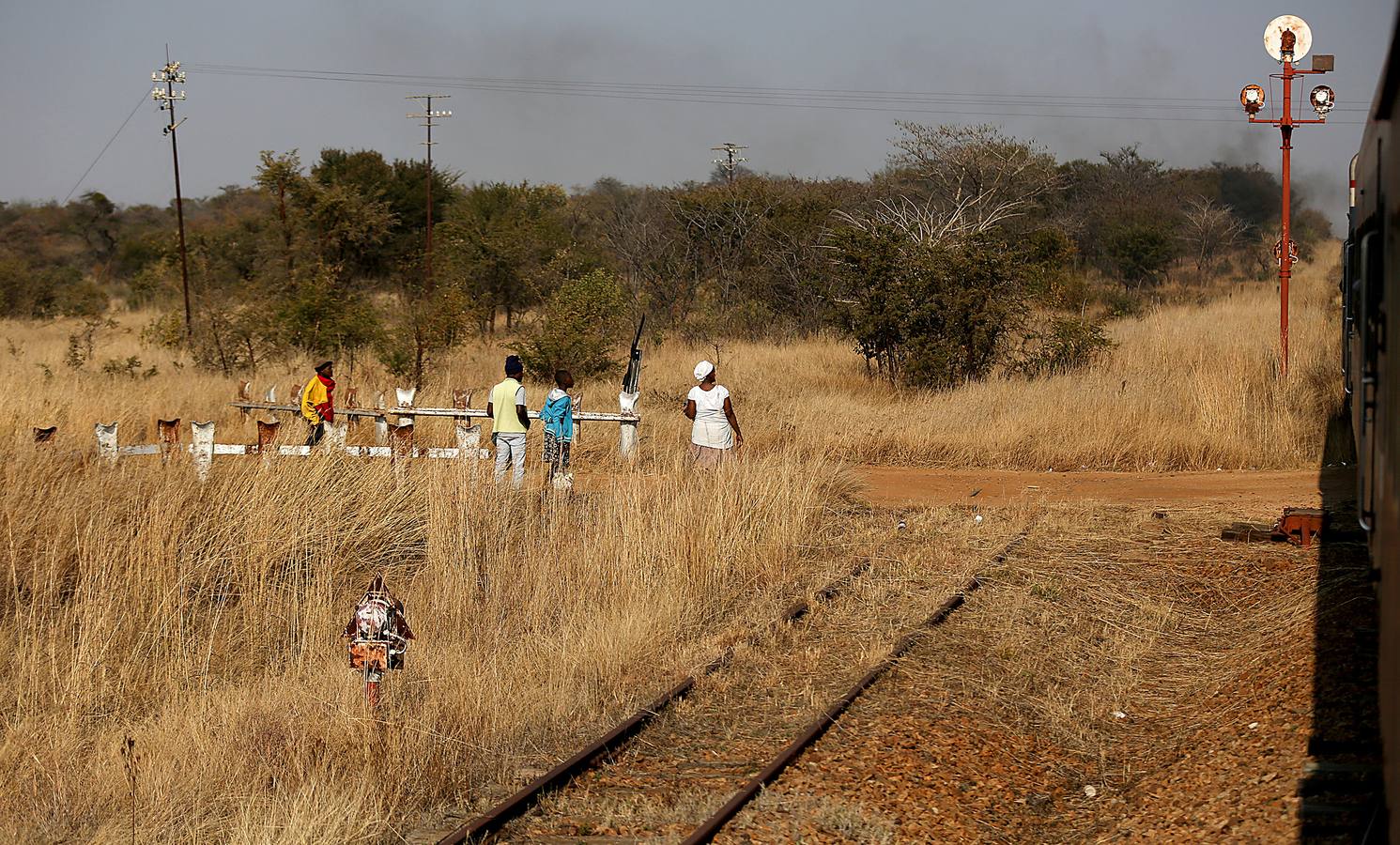 Hace años el tren era el medio de transporte preferido entre los ciudadanos de Zimbabwe. Pero el declive económico del país durante la presidencia de Mugabe se ha manifestado también en el servicio ferroviario. Algunos anhelan los viejos tiempos, cuando los trenes estaban llenos y llegaban a la hora. Hoy, los vagones están sucios y oscuros, las señalizaciones han sido pasto de los vándalos y son lentos; tan lentos que muchos prefieren desplazarse en taxi público o autobús pese a ser mucho más caros.