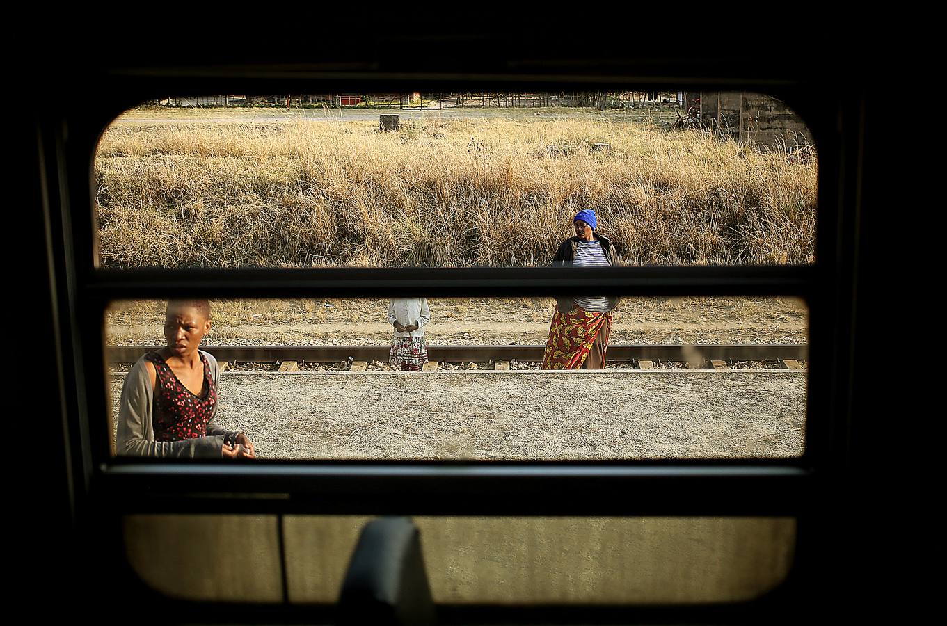 Hace años el tren era el medio de transporte preferido entre los ciudadanos de Zimbabwe. Pero el declive económico del país durante la presidencia de Mugabe se ha manifestado también en el servicio ferroviario. Algunos anhelan los viejos tiempos, cuando los trenes estaban llenos y llegaban a la hora. Hoy, los vagones están sucios y oscuros, las señalizaciones han sido pasto de los vándalos y son lentos; tan lentos que muchos prefieren desplazarse en taxi público o autobús pese a ser mucho más caros.