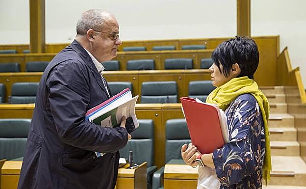 Joseba Egibar y Maddalen Iriarte, en el Parlamento vasco.