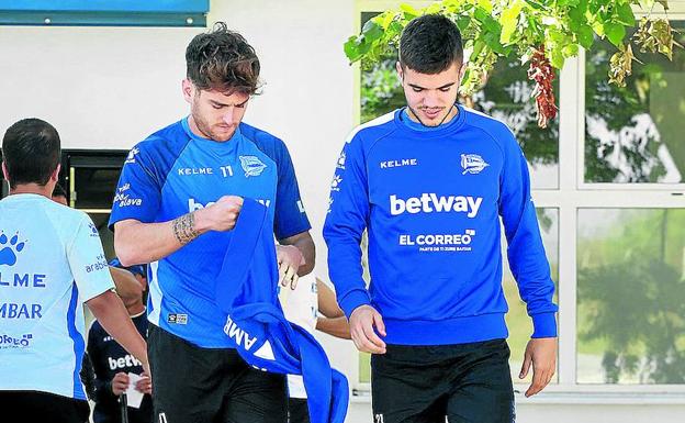 Ibai y Martín, en el inicio de un entrenamiento con el Alavés en Ibaia. 