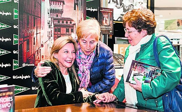 Entre los miles de asistentes a la firma del superventas se encontraban las tías de la escritora vitoriana, Mari y Tomi. 