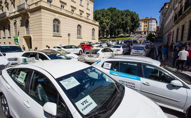 Los taxistas de Vitoria realizaron varias concentraciones en verano en contra de los VTC (Vehículo de Transporte Colectivo). 