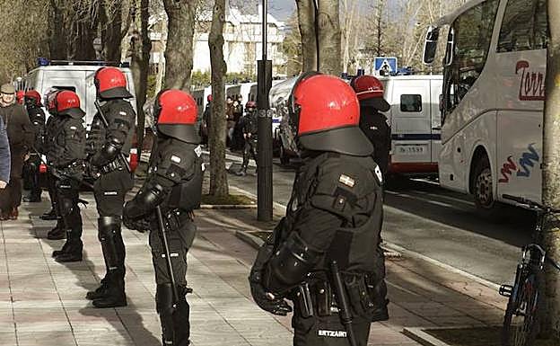 Agentes de la Ertzaintza desplegados en el entorno de Mendizorroza durante un partido del Alavés.