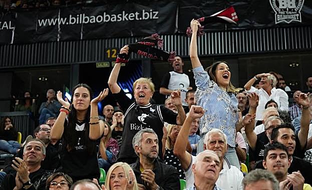 Espectadores en la grada de Miribilla.