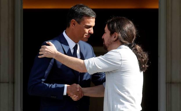 Sanchez saluda a Iglesias durante un encuentro en Moncloa.