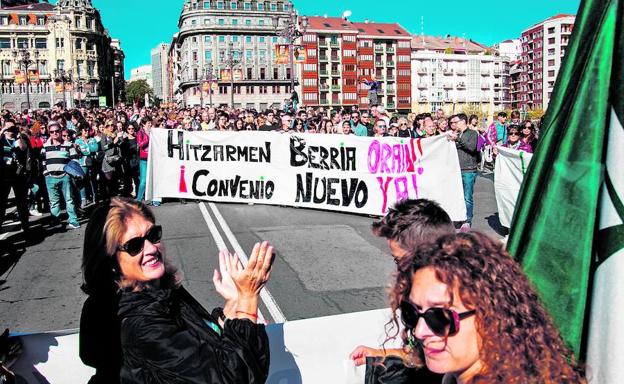 Trabajadores de los centros concertados se manifestaron ayer por la Gran Vía de Bilbao. 