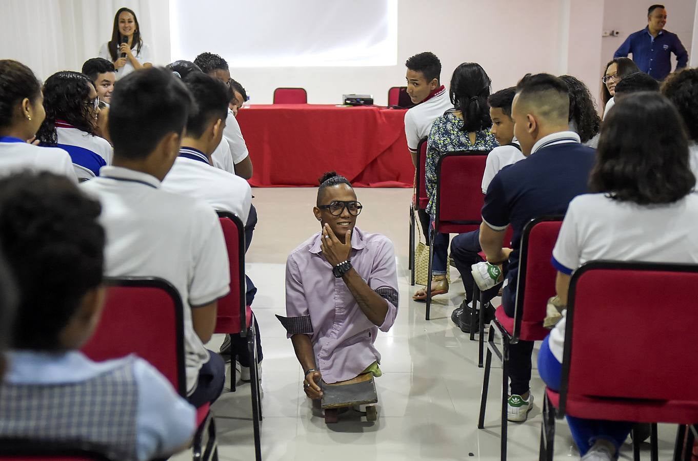 Alfonso Mendoza ha llegado muy lejos pese a su carencia. Surf, skate, charlas de motivación... Acaba de ser padre y se gana la vida cantando rap en los autobuses de Barranquilla.