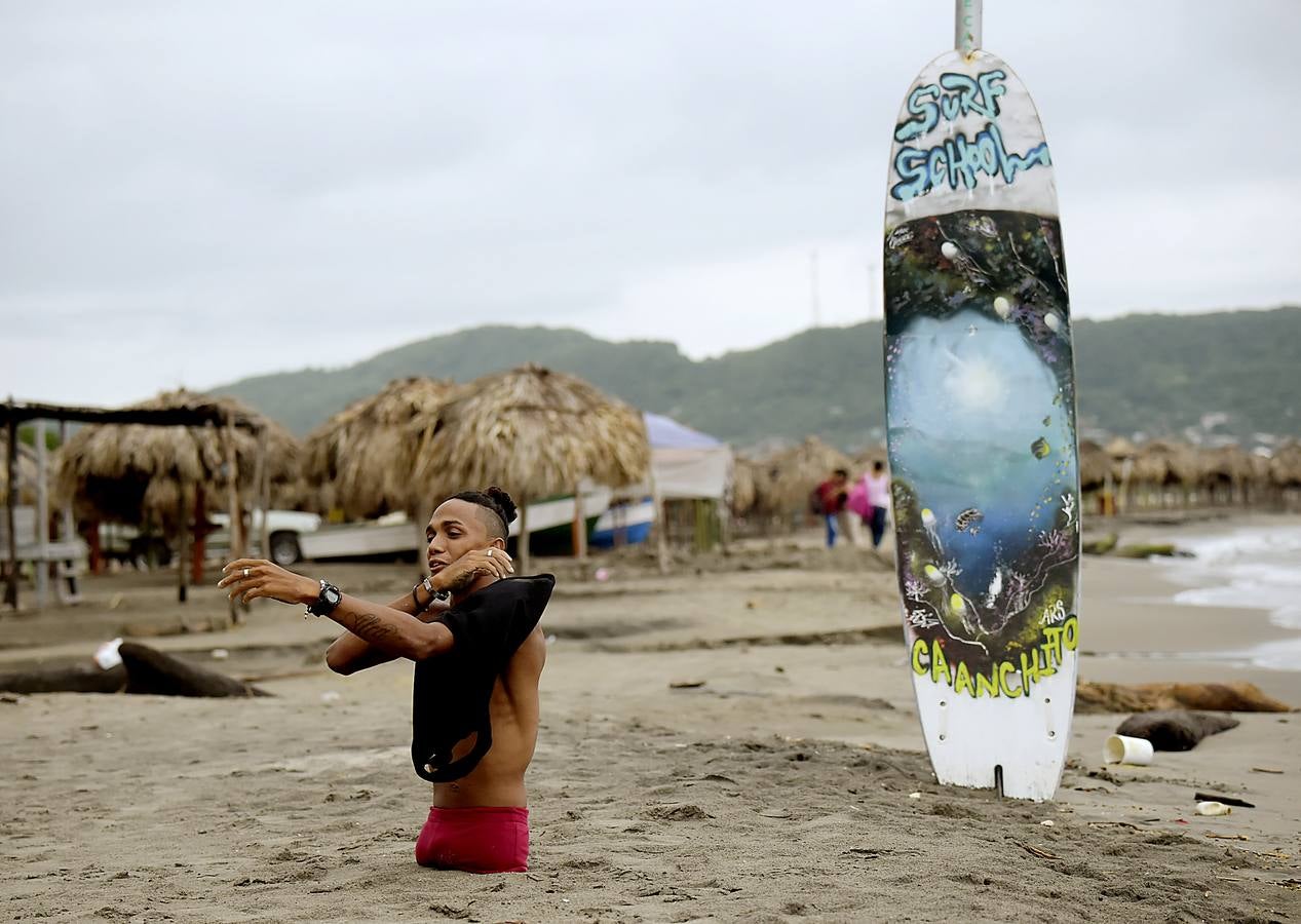 Alfonso Mendoza ha llegado muy lejos pese a su carencia. Surf, skate, charlas de motivación... Acaba de ser padre y se gana la vida cantando rap en los autobuses de Barranquilla.