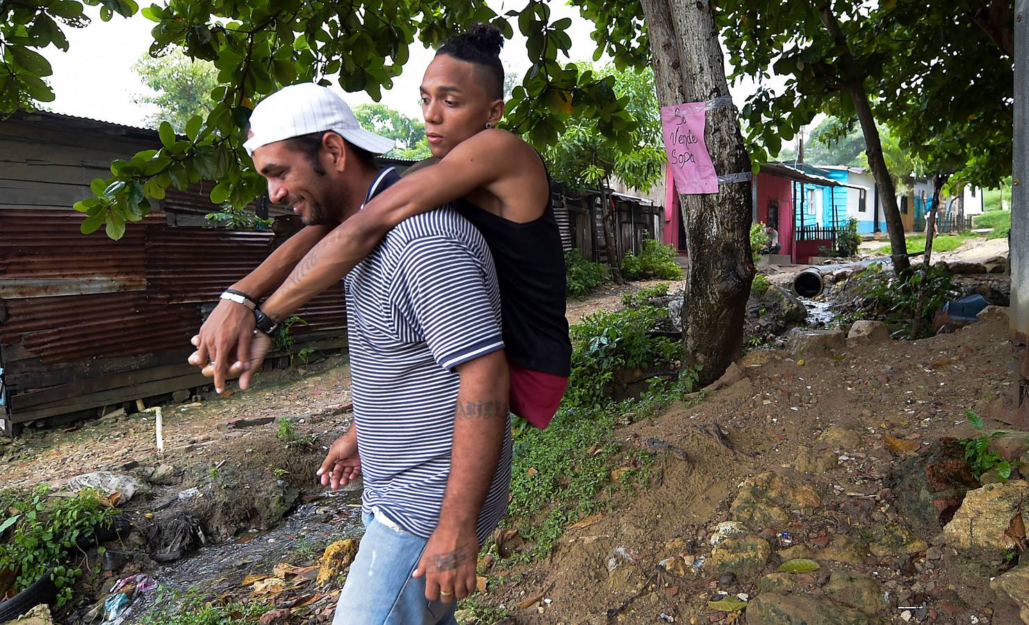 Alfonso Mendoza ha llegado muy lejos pese a su carencia. Surf, skate, charlas de motivación... Acaba de ser padre y se gana la vida cantando rap en los autobuses de Barranquilla.