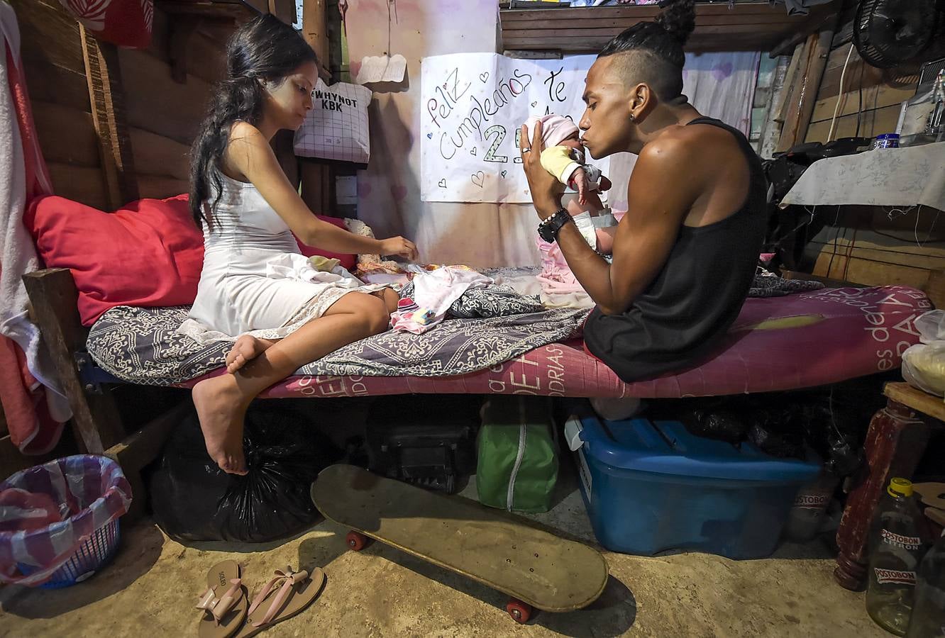 Alfonso Mendoza ha llegado muy lejos pese a su carencia. Surf, skate, charlas de motivación... Acaba de ser padre y se gana la vida cantando rap en los autobuses de Barranquilla.