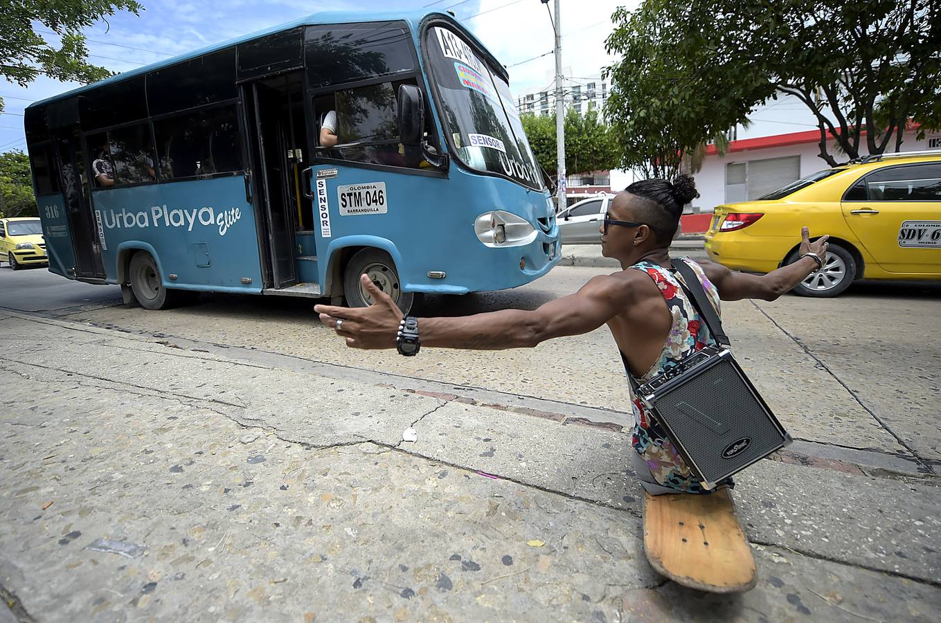 Alfonso Mendoza ha llegado muy lejos pese a su carencia. Surf, skate, charlas de motivación... Acaba de ser padre y se gana la vida cantando rap en los autobuses de Barranquilla.