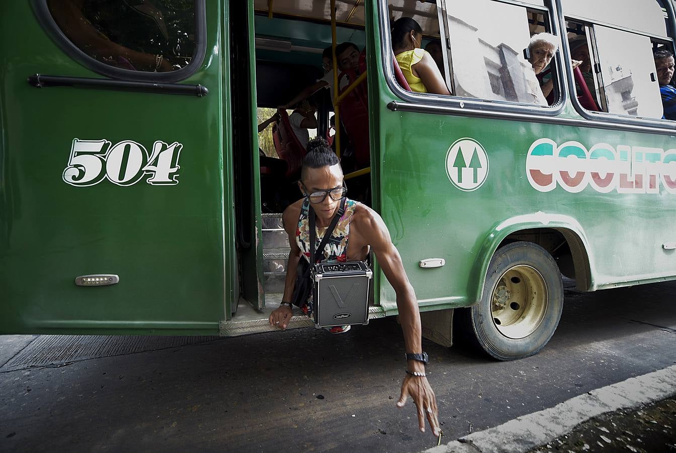 Alfonso Mendoza ha llegado muy lejos pese a su carencia. Surf, skate, charlas de motivación... Acaba de ser padre y se gana la vida cantando rap en los autobuses de Barranquilla.