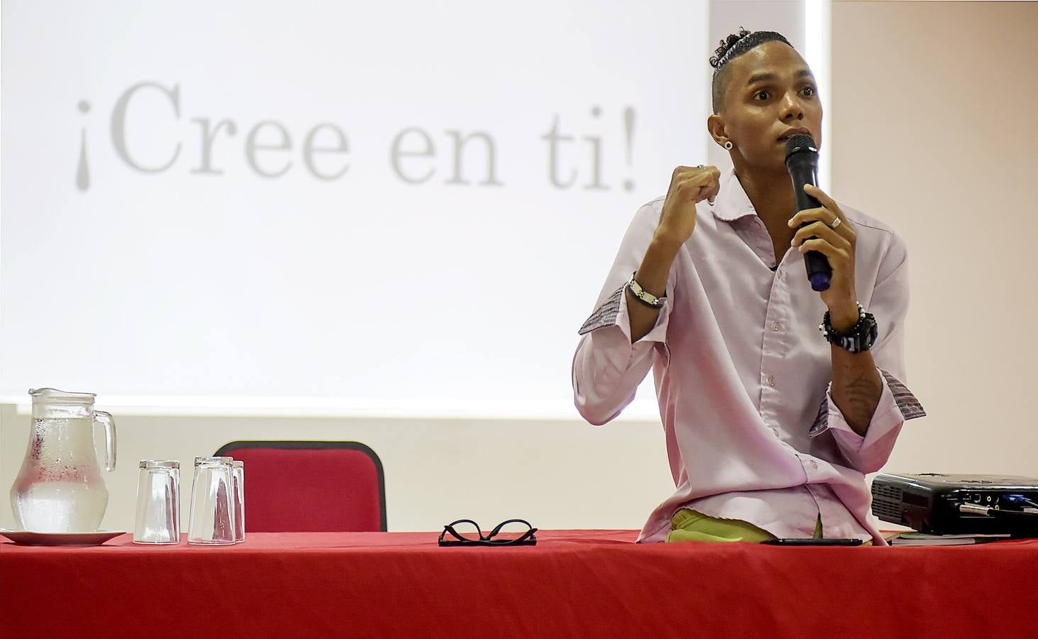 Alfonso Mendoza ha llegado muy lejos pese a su carencia. Surf, skate, charlas de motivación... Acaba de ser padre y se gana la vida cantando rap en los autobuses de Barranquilla.