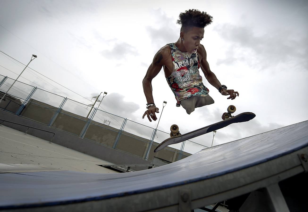 Alfonso Mendoza ha llegado muy lejos pese a su carencia. Surf, skate, charlas de motivación... Acaba de ser padre y se gana la vida cantando rap en los autobuses de Barranquilla.