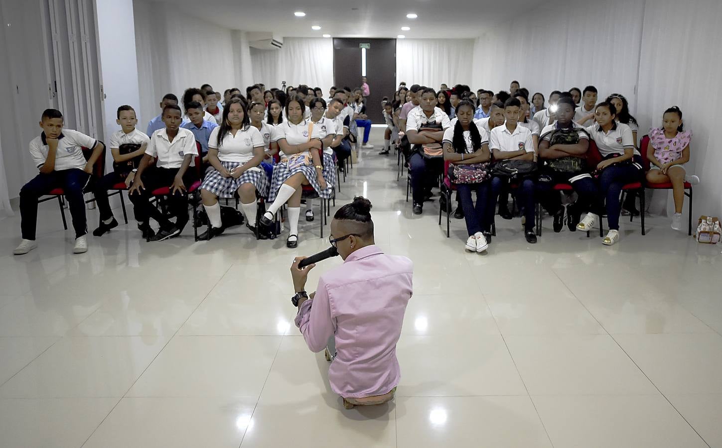 Alfonso Mendoza ha llegado muy lejos pese a su carencia. Surf, skate, charlas de motivación... Acaba de ser padre y se gana la vida cantando rap en los autobuses de Barranquilla.