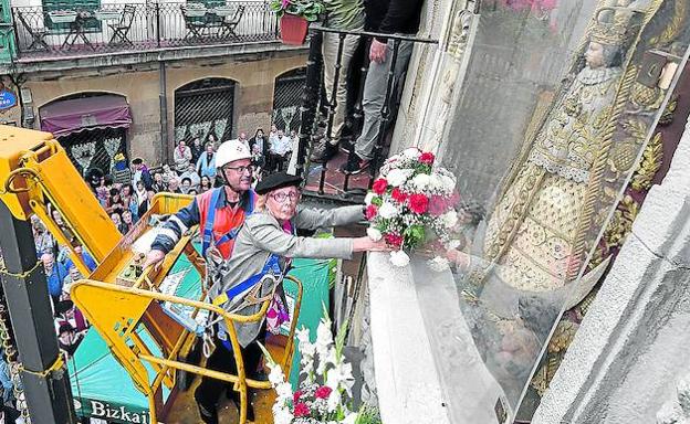 Ofrenda floral a la Amatxu, ante decenas de fieles.