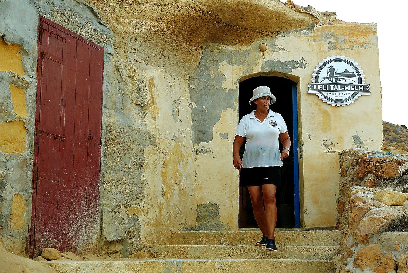 Zebbug, en la isla de Gozo, en Malta, es una pequeña localidad famosa por sus finos encajes; por los olivos, que le dieron el nombre, y por la sal. A ella se dedican numerosos habitantes que, como Josephine Xuereb y Rosa Cini (en las fotos), la tratan y almacenan en salinas excavadas en roca y en paneles de evaporación, que se extienden a lo largo de la costa, de la misma forma que hicieron otras generaciones desde hace más de 350 años. 