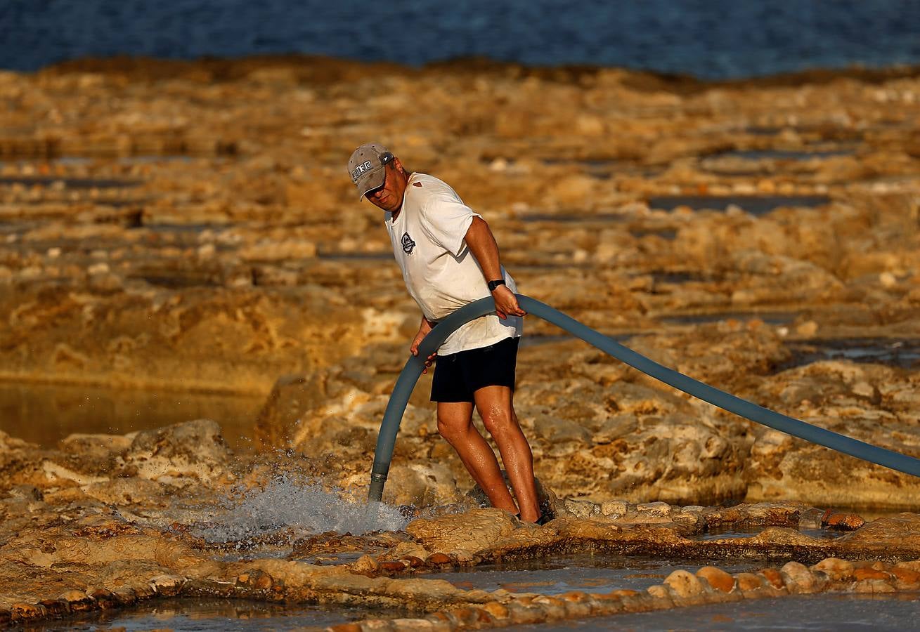 Zebbug, en la isla de Gozo, en Malta, es una pequeña localidad famosa por sus finos encajes; por los olivos, que le dieron el nombre, y por la sal. A ella se dedican numerosos habitantes que, como Josephine Xuereb y Rosa Cini (en las fotos), la tratan y almacenan en salinas excavadas en roca y en paneles de evaporación, que se extienden a lo largo de la costa, de la misma forma que hicieron otras generaciones desde hace más de 350 años. 