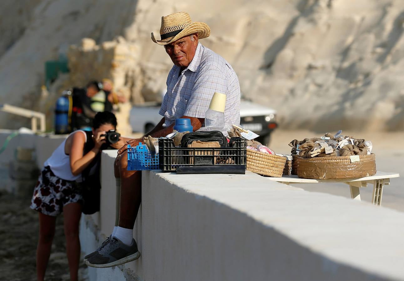 Zebbug, en la isla de Gozo, en Malta, es una pequeña localidad famosa por sus finos encajes; por los olivos, que le dieron el nombre, y por la sal. A ella se dedican numerosos habitantes que, como Josephine Xuereb y Rosa Cini (en las fotos), la tratan y almacenan en salinas excavadas en roca y en paneles de evaporación, que se extienden a lo largo de la costa, de la misma forma que hicieron otras generaciones desde hace más de 350 años. 