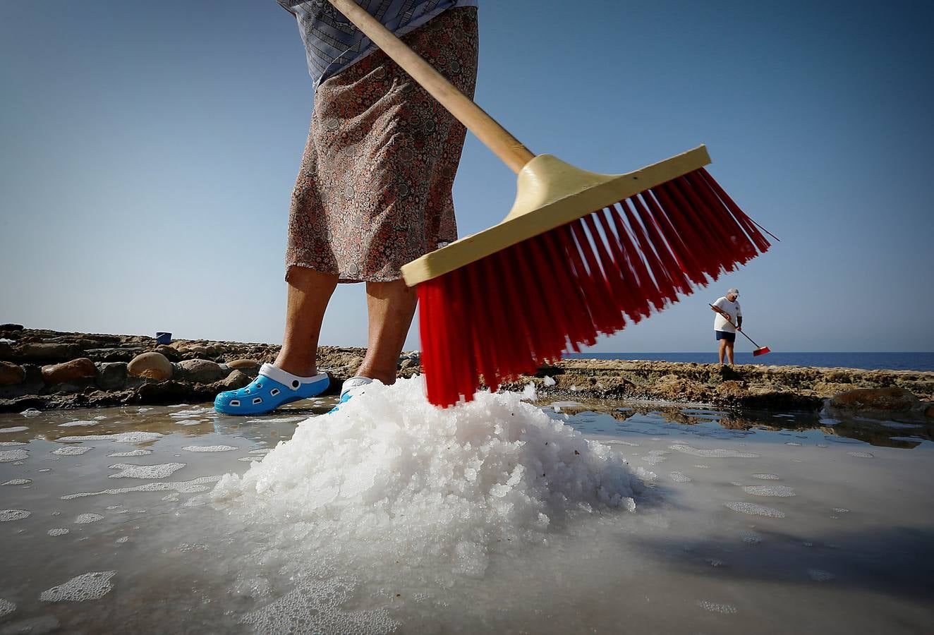 Zebbug, en la isla de Gozo, en Malta, es una pequeña localidad famosa por sus finos encajes; por los olivos, que le dieron el nombre, y por la sal. A ella se dedican numerosos habitantes que, como Josephine Xuereb y Rosa Cini (en las fotos), la tratan y almacenan en salinas excavadas en roca y en paneles de evaporación, que se extienden a lo largo de la costa, de la misma forma que hicieron otras generaciones desde hace más de 350 años. 