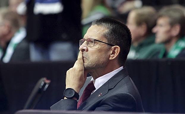 Pedro Martínez, pendiente del partido.