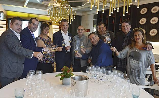Melendo brinda con miembros de la Asociación de Sumilleres de Bizkaia.