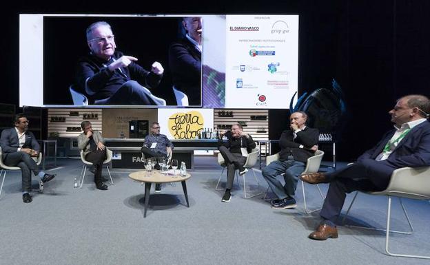 Quique Dacosta, Joan Roca, Rafael García Santos, José Carlos Capel y Benjamín Lana, durante el debate sobre la cocina de vanguardia. 