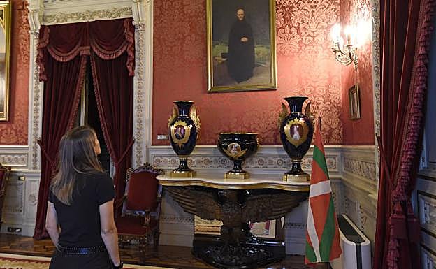 Las tres piezas decoran el Salón Rojo del Palacio foral.
