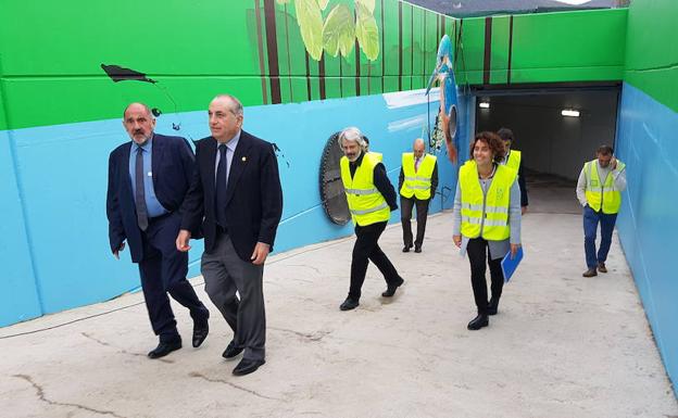 Arriola  y Martínez de Cabredo abandonan la nueva estación de bombeo de Sukarrieta. 