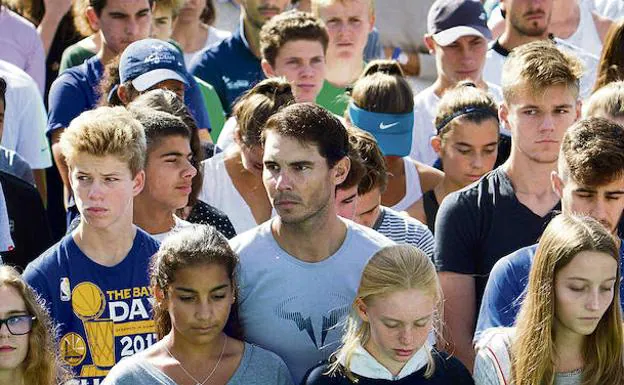 Nadal, entre los alumnos de su academia de tenis de Manacor, durante el minuto de silencio en memoria de las víctimas.