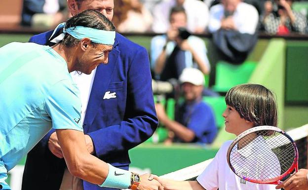 Imagen principal - 1. Nadal saluda a un joven admirador. 2. Con su novia de toda la vida. | 3. El tenista es muy cercano incluso con sus rivales.