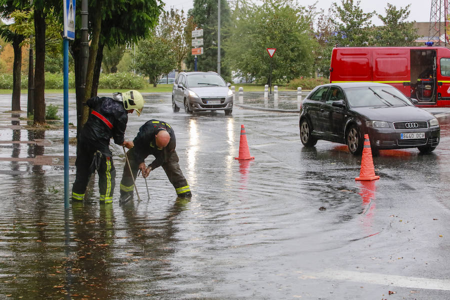 Fotos: Viento, lluvia intensa y balsas de agua en este domingo en Vitoria