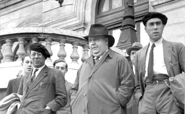 Indalecio Prieto saliendo del Ayuntamiento de Bilbao.