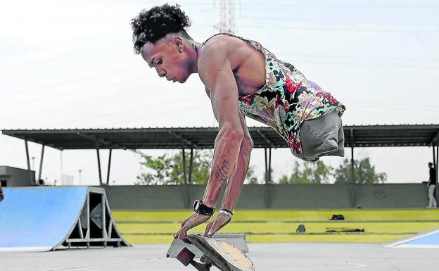 Alca practica con su tabla de skate en un parque de Barranquilla.