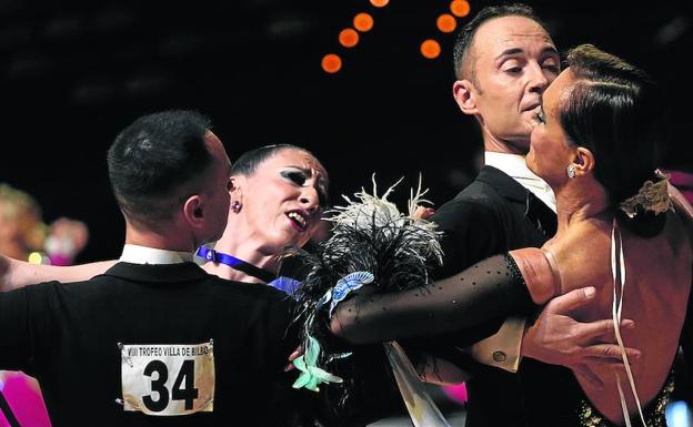 Dos parejas evolucionan sobre la pista en el apartado correspondiente al trofeo de Bilbao. 