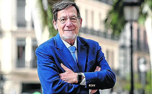 El presidente del TSJPV, Juan Luis Ibarra, posa para la entrevista en los Jardines de Albia, frente al Palacio de Justicia de Bilbao. 