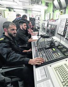 Imagen secundaria 2 - Arriba, los 'Rainbow Warriors' asisten a dos helicópteros que acaban de aterrizar. Después, la dotación realiza labores para el desatraque del buque y, sobre estas líneas, la sala de máquinas.